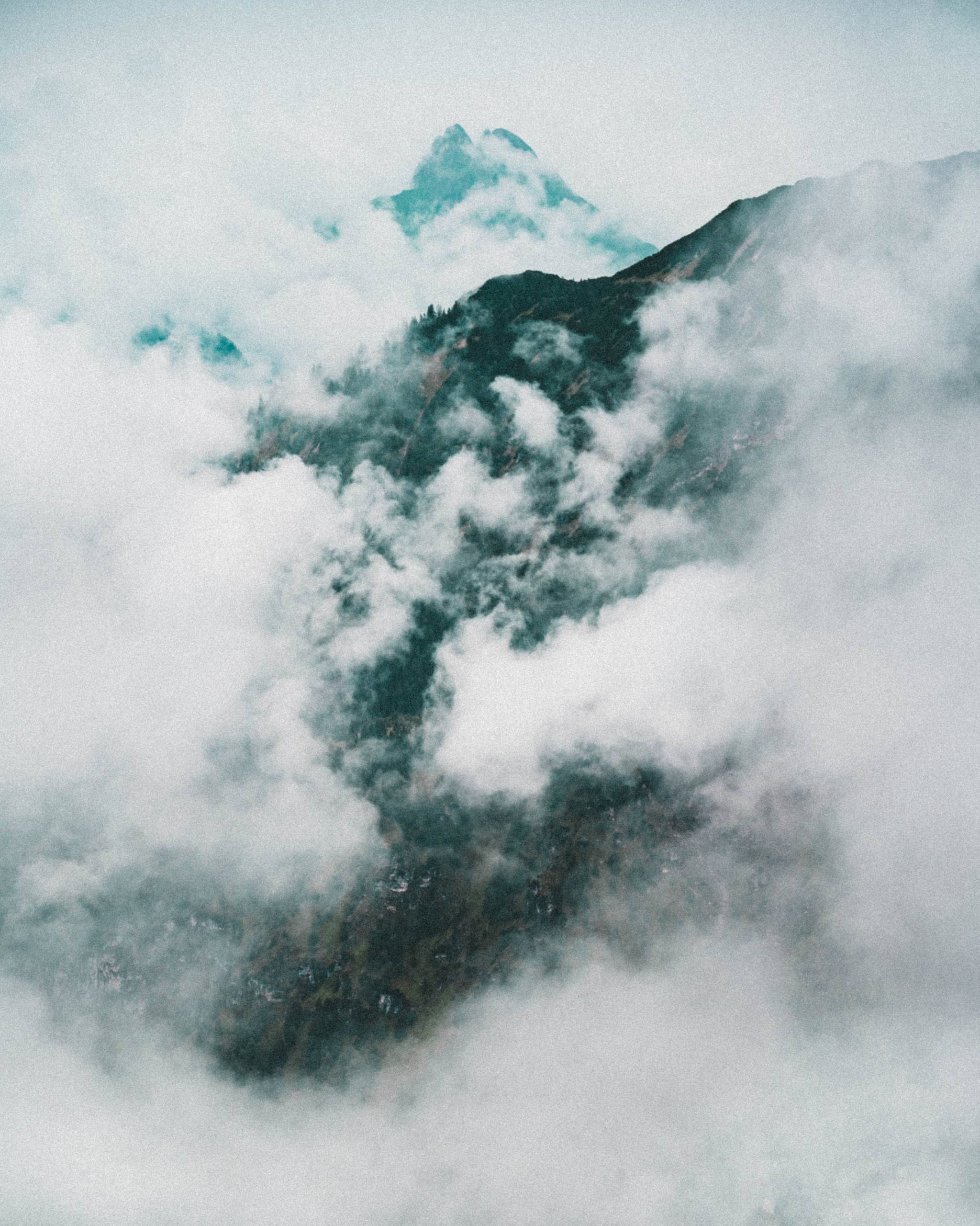 绿意盎然：苹果手机上的山水画卷